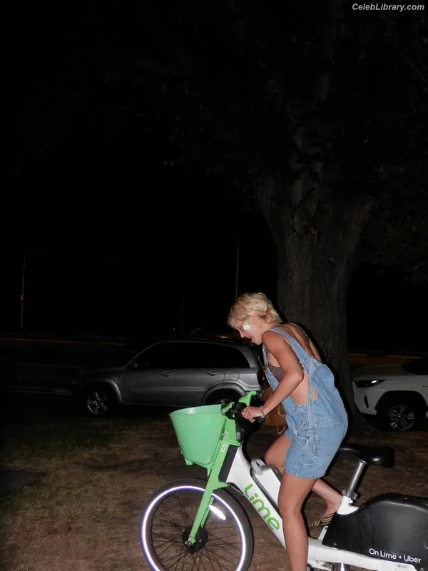 Melanie Jarnson photo 19 of 113
