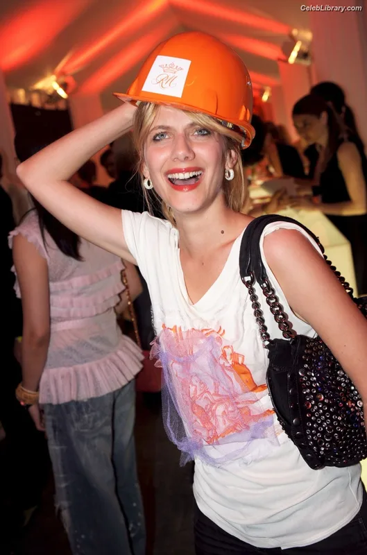 Mélanie Laurent photo 5 of 24