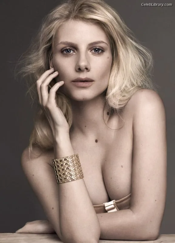 Mélanie Laurent photo 10 of 24