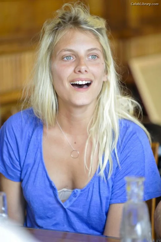 Mélanie Laurent photo 19 of 24