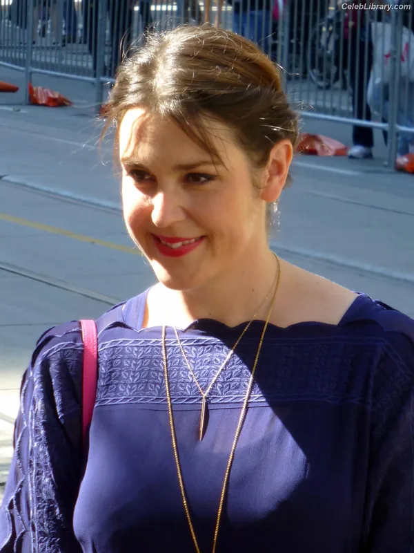 Melanie Lynskey photo 1 of 82