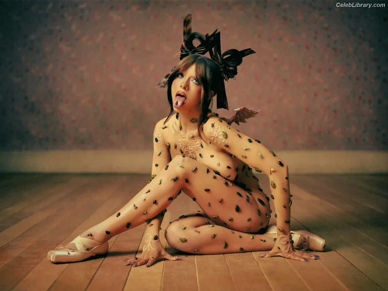 Melanie Martinez photo 2 of 54