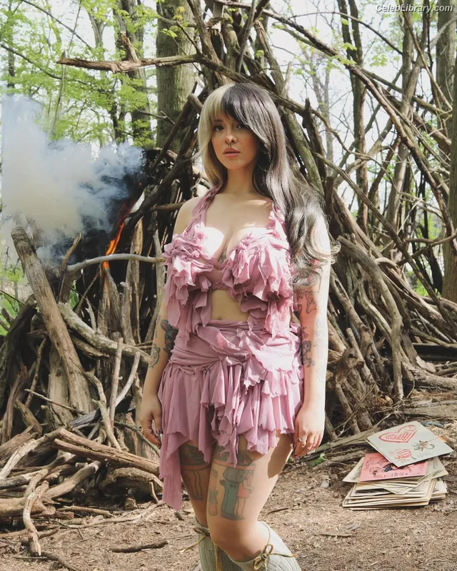 Melanie Martinez photo 7 of 54
