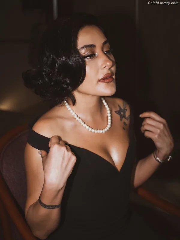 Melek Mosso photo 11 of 83