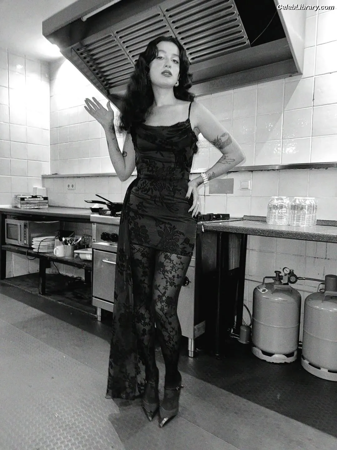 melike-şahin photo 2 of 30