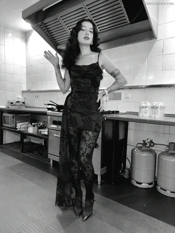 Melike Şahin photo 2 of 30