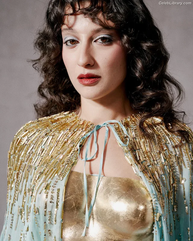 Melike Şahin photo 5 of 30