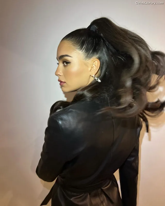 Melissa Barrera photo 5 of 202