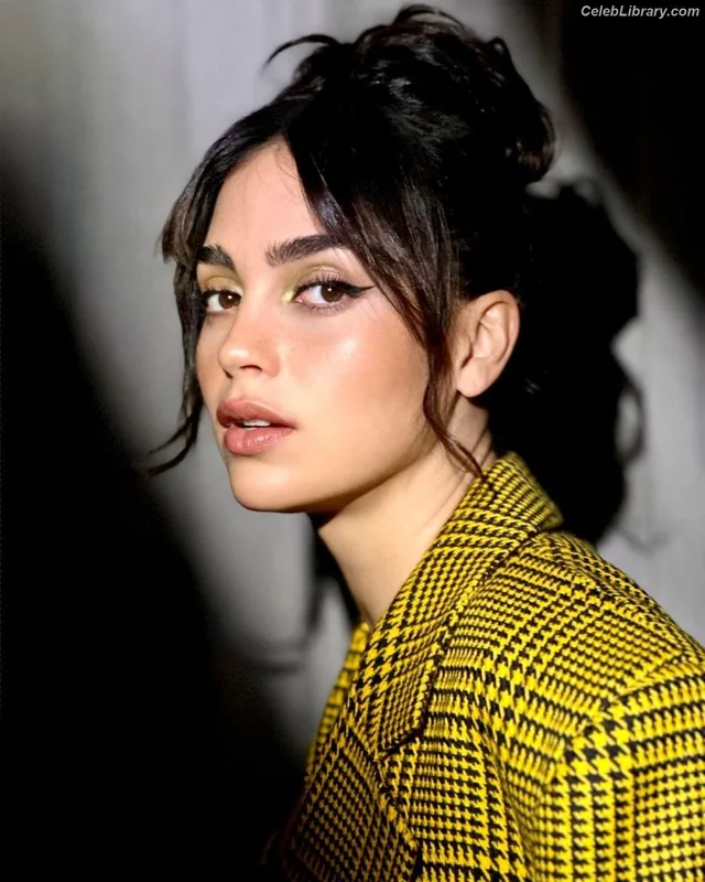 Melissa Barrera photo 4 of 202