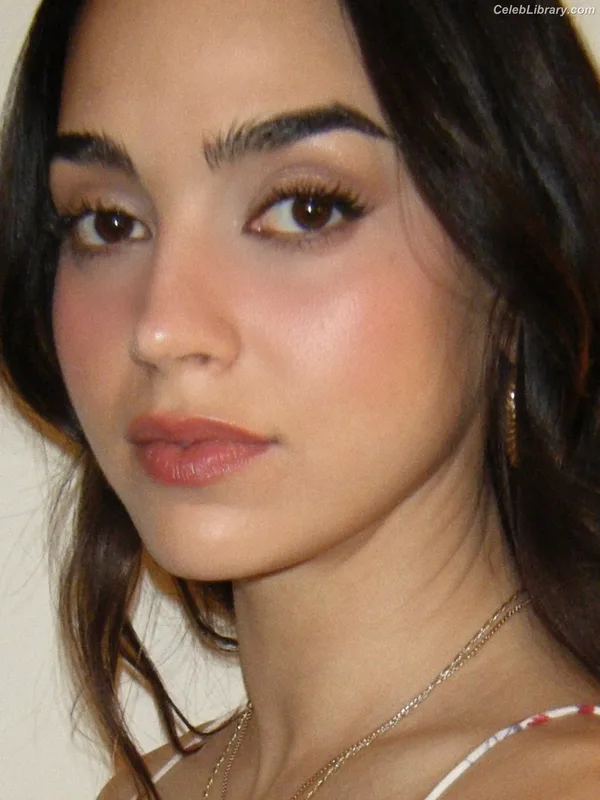 Melissa Barrera photo 5 of 202