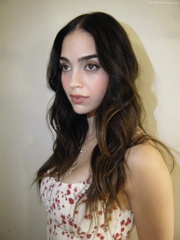 Melissa Barrera photo 7 of 202