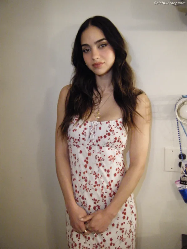 Melissa Barrera photo 8 of 202