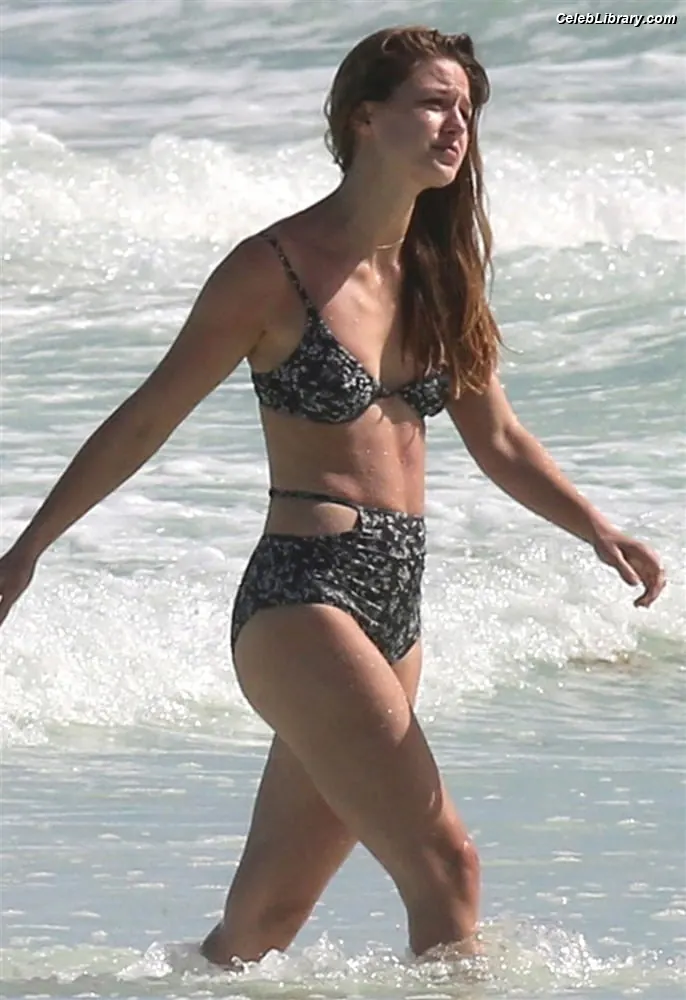 Melissa Benoist photo 16 of 361