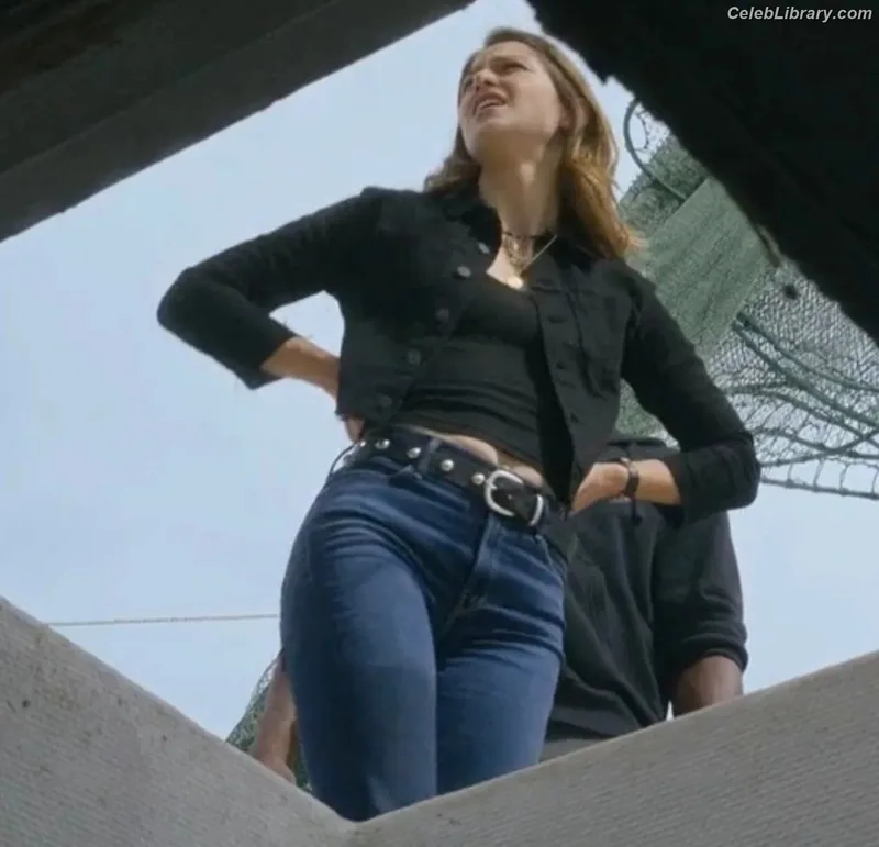 Melissa Benoist photo 5 of 361