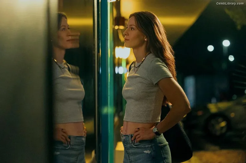 Melissa Benoist photo 8 of 361