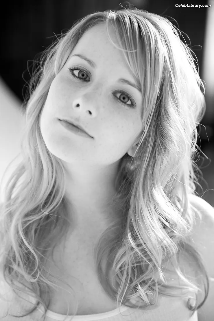 Melissa Rauch photo 14 of 42