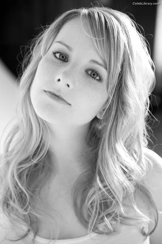 Melissa Rauch photo 14 of 43