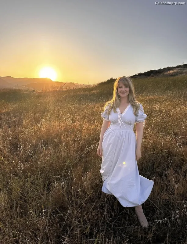 Melissa Rauch photo 1 of 43