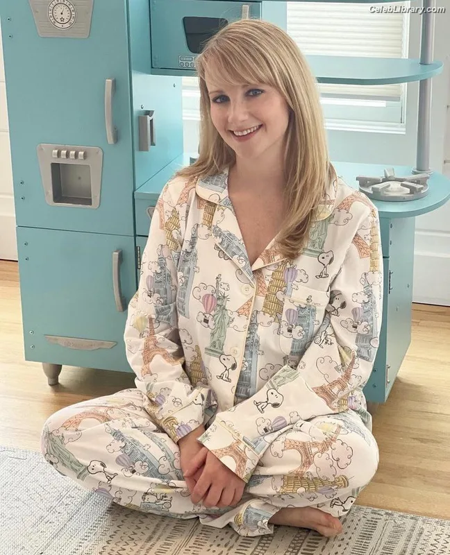 Melissa Rauch photo 16 of 43