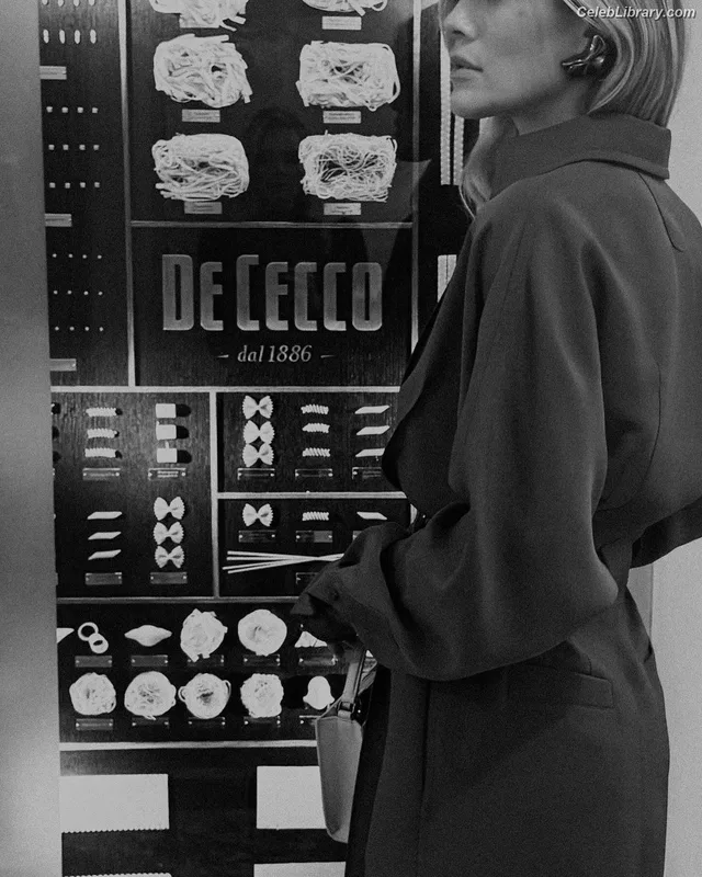 Melissa Roxburgh photo 3 of 97