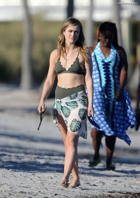 Melissa Roxburgh photo 21 of 97