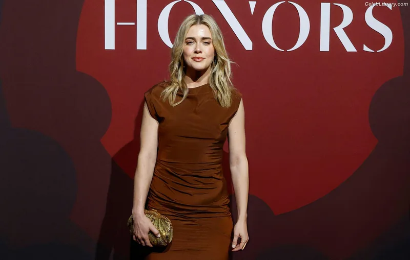 Melissa Roxburgh photo 18 of 97