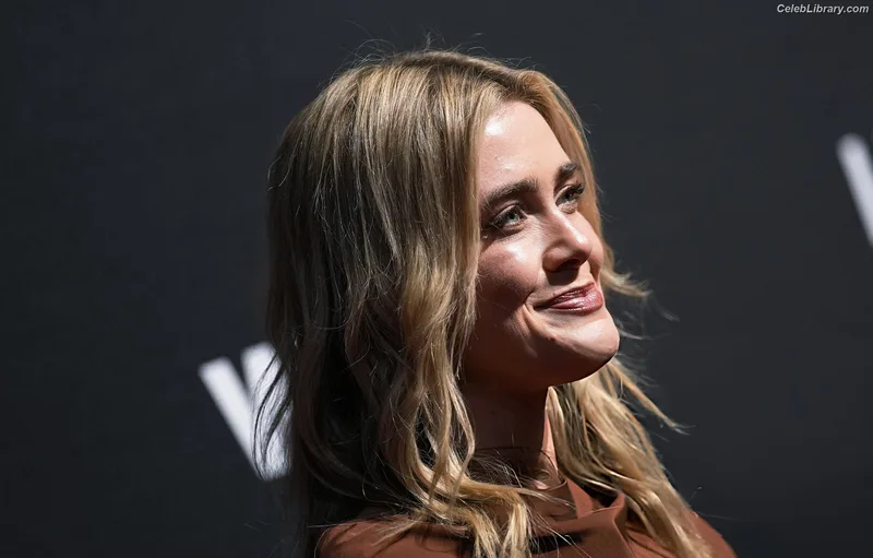 Melissa Roxburgh photo 19 of 97
