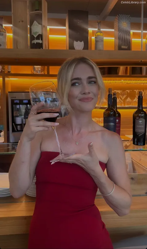 Melissa Roxburgh photo 20 of 97