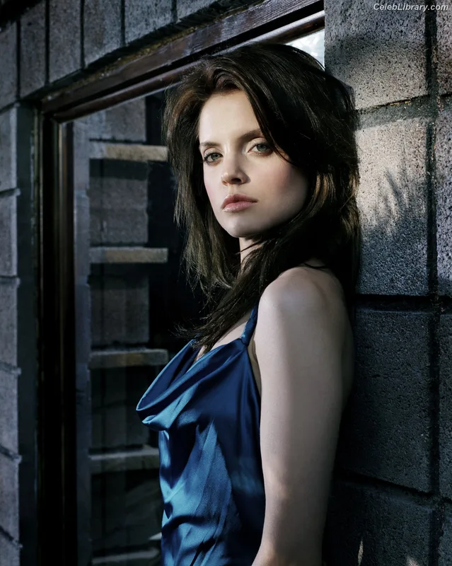 Mena Suvari photo 6 of 69