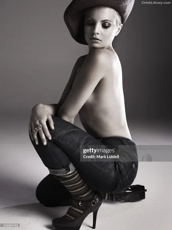 Mena Suvari photo 2 of 69