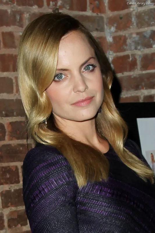Mena Suvari photo 10 of 69