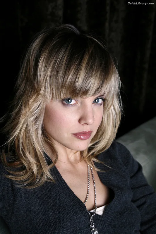 Mena Suvari photo 14 of 69