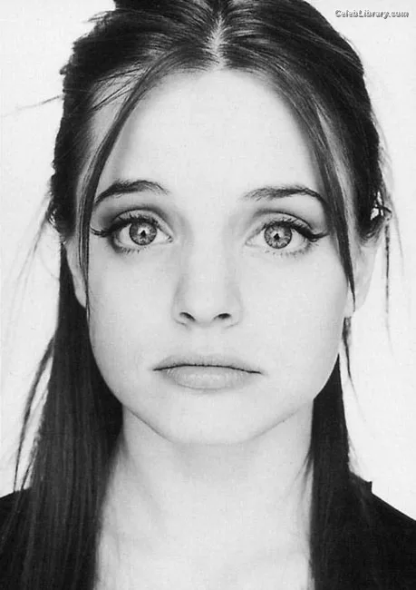 Mena Suvari photo 16 of 69