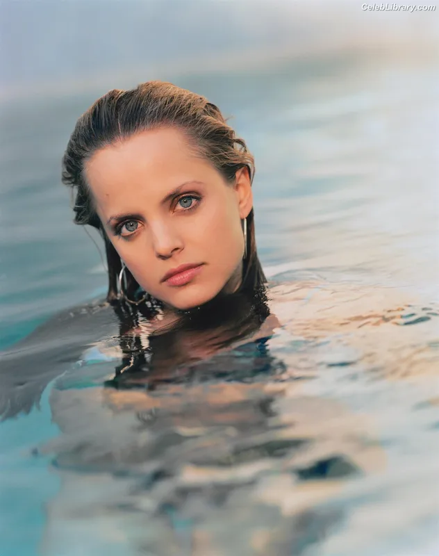 Mena Suvari photo 1 of 69