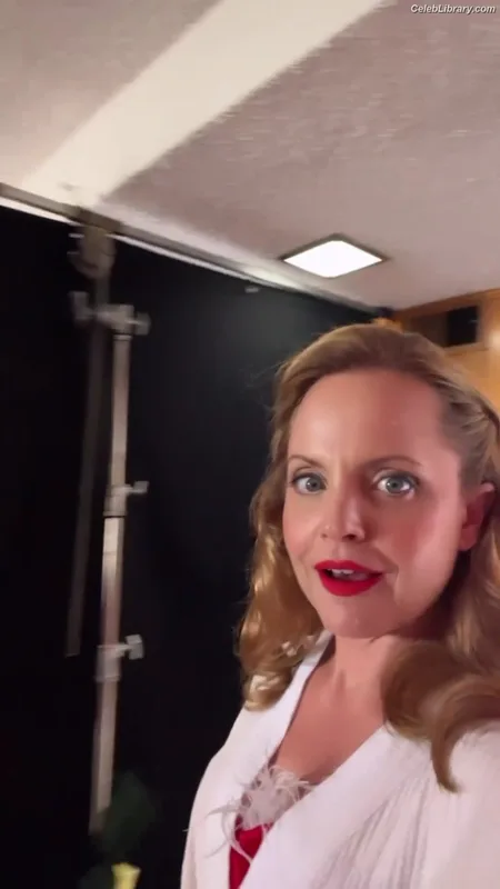 Mena Suvari photo 8 of 69