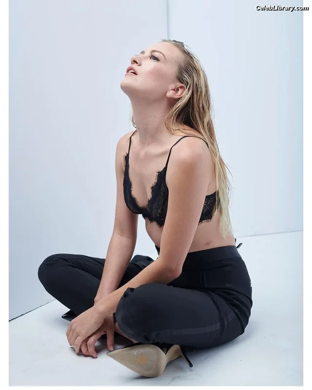 Meredith Hagner photo 7 of 11