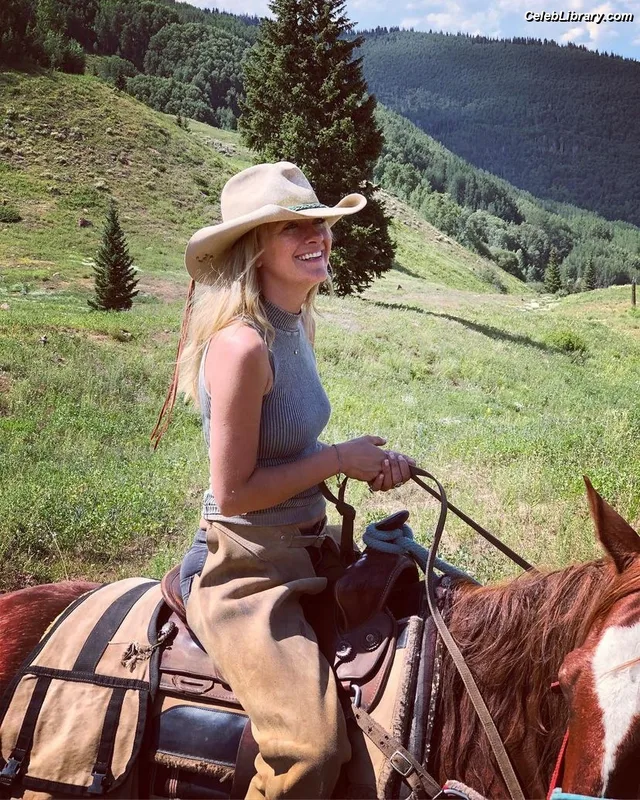 Meredith Hagner photo 2 of 11