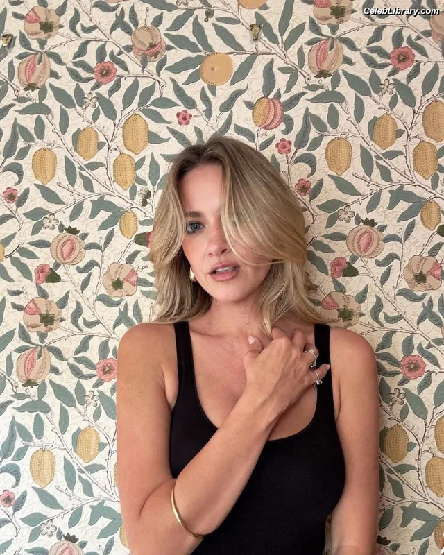 Meredith Hagner photo 10 of 11
