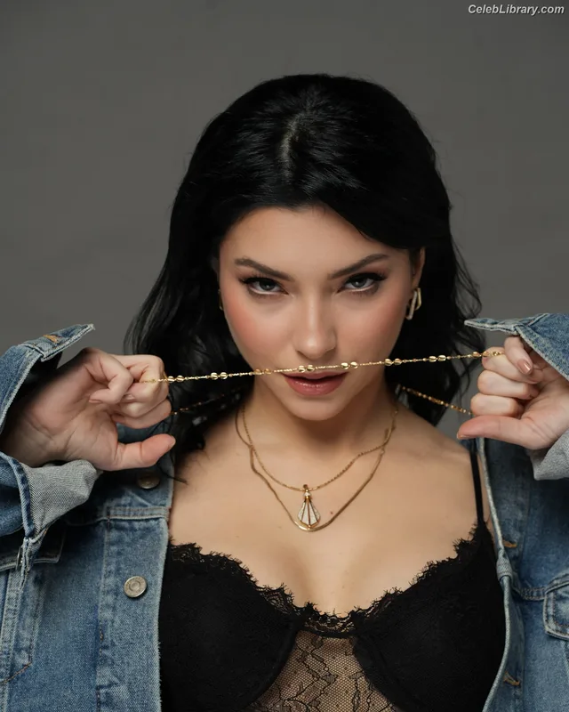 Merve Boluğur photo 20 of 57