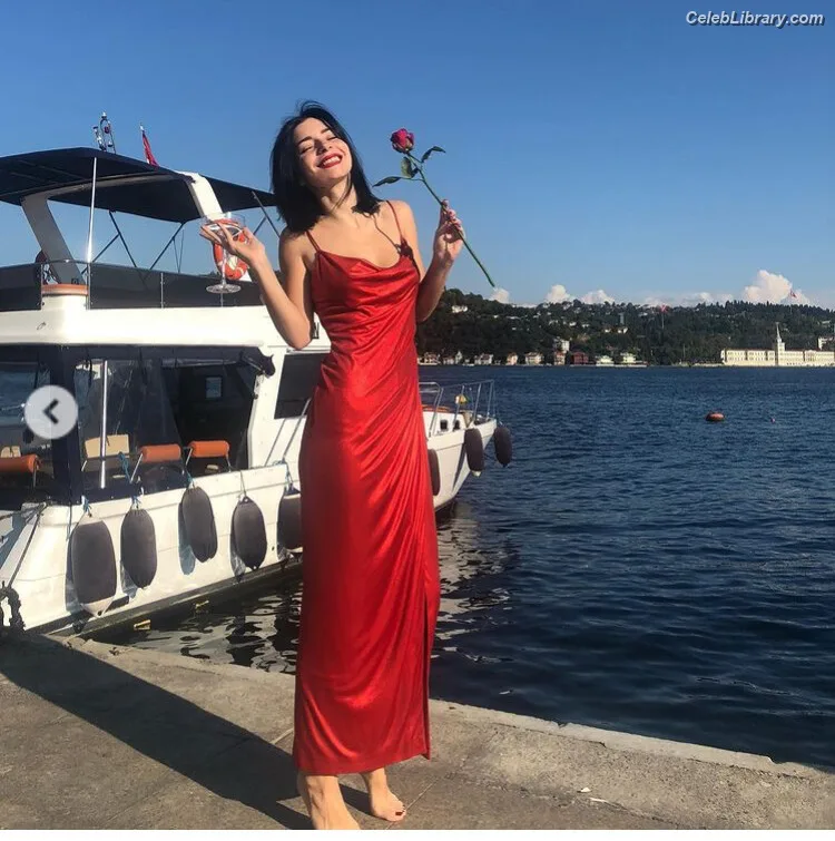 Merve Boluğur photo 23 of 57
