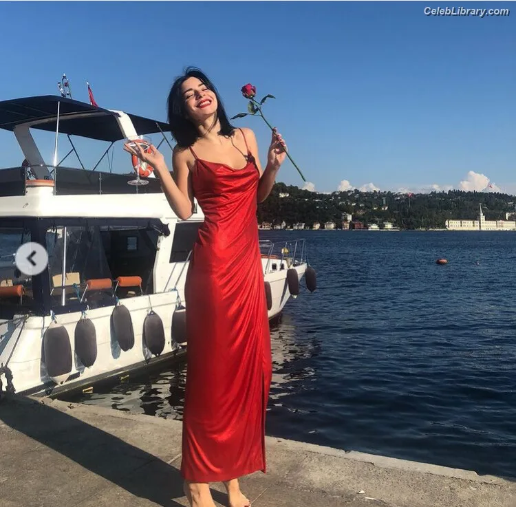 Merve Boluğur photo 10 of 57