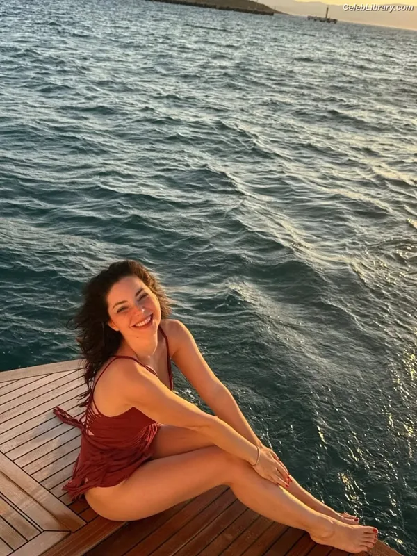 Merve Boluğur photo 21 of 57