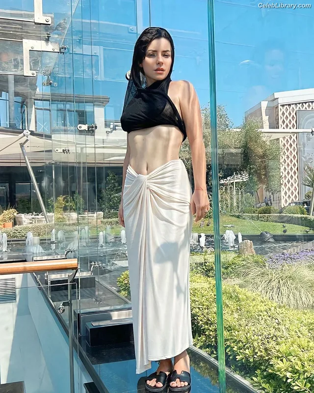 Merve Boluğur photo 4 of 57