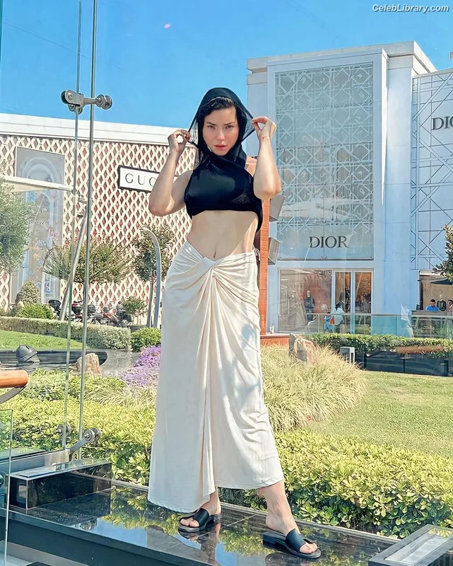 Merve Boluğur photo 8 of 57