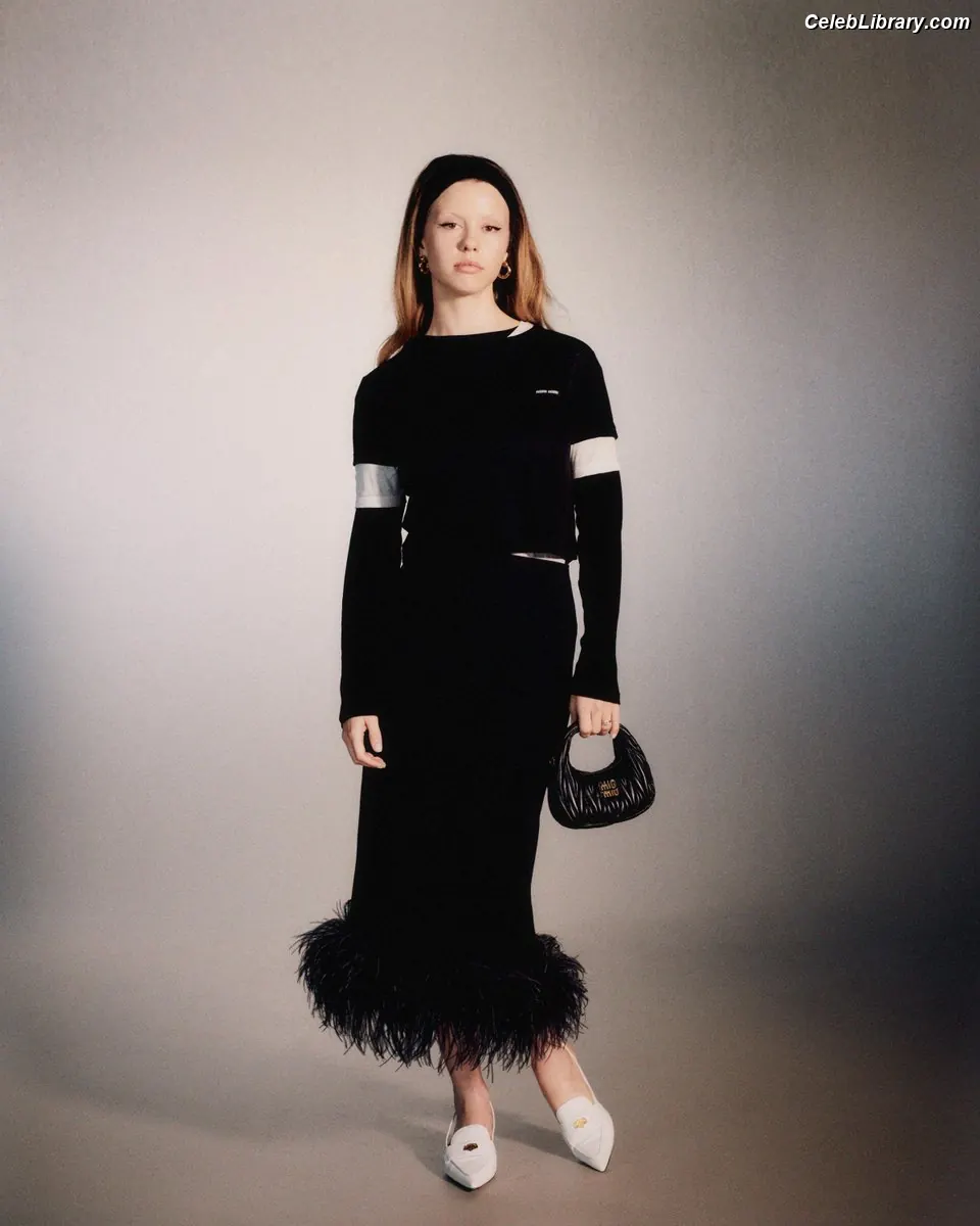 Mia Goth photo 3 of 609
