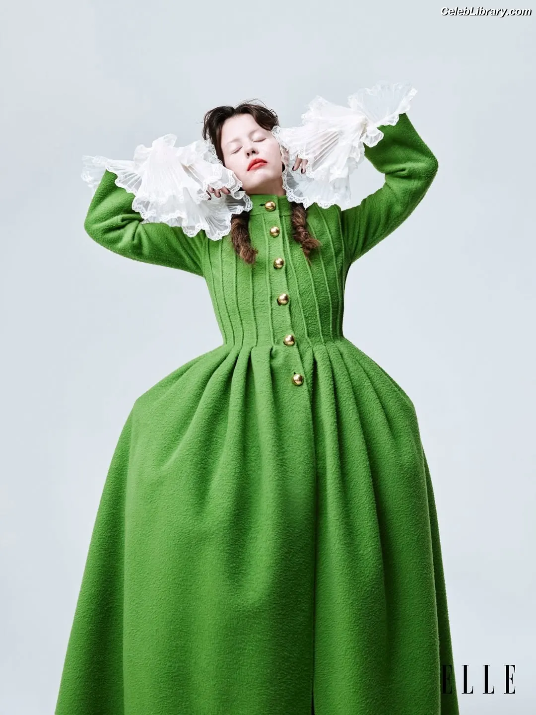 Mia Goth photo 18 of 609
