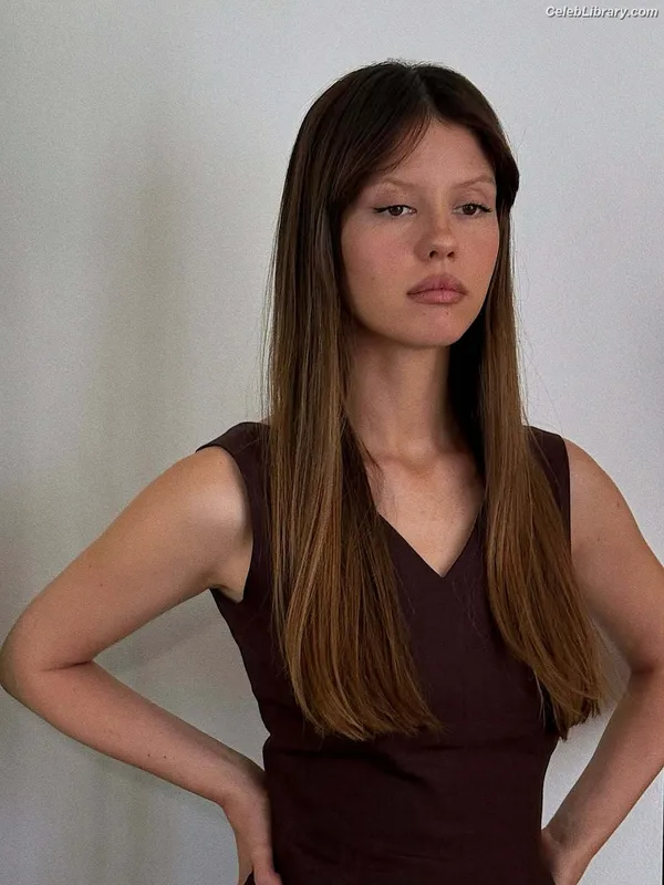 Mia Goth photo 2 of 609