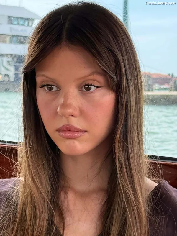 Mia Goth photo 3 of 609