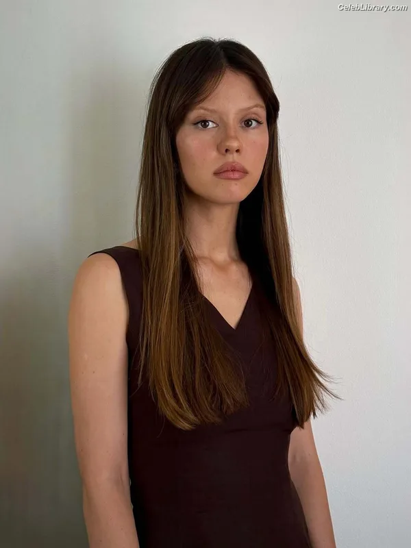 Mia Goth photo 4 of 609