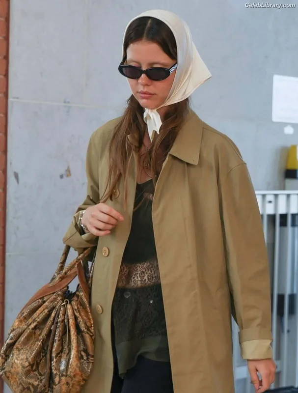 Mia Goth photo 12 of 609